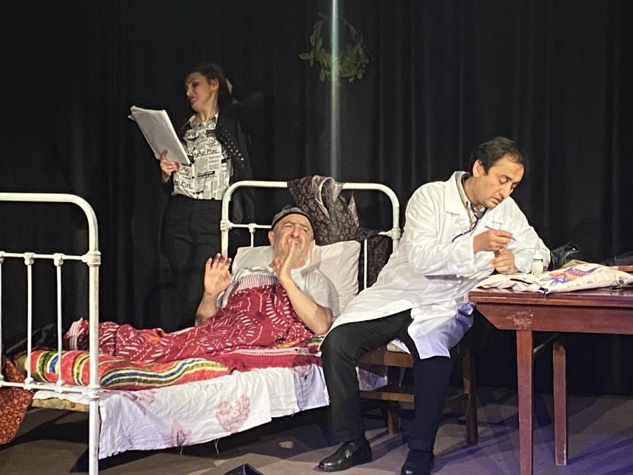 baxis-2-festivali-davam-edir